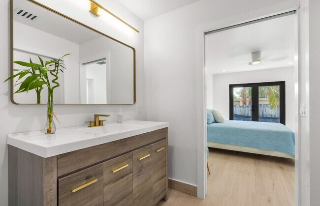 Photo - 303 De Carie St