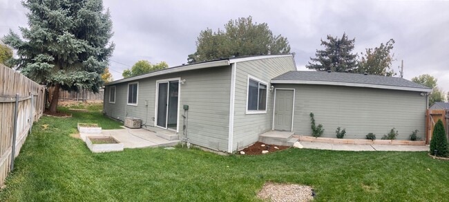 Building Photo - Duplex In Quiet Neighborhood