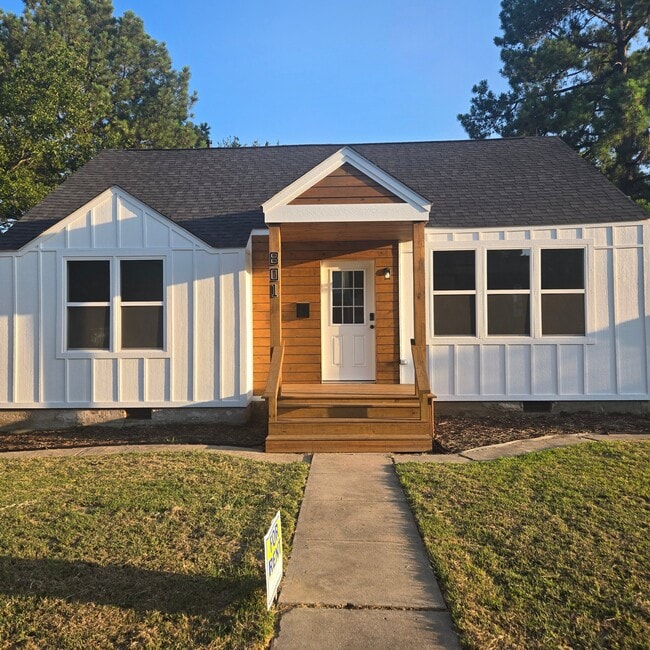 Building Photo - 801 Hoover Ave