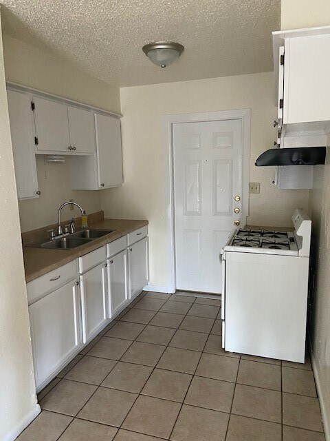 Photo - 818 Hazelton St