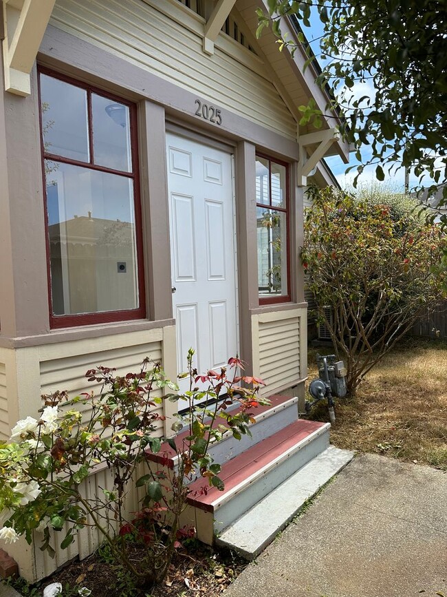 Building Photo - Charming 1 Bed, 1 Bath Cottage – Detached Garage + Sunroom!