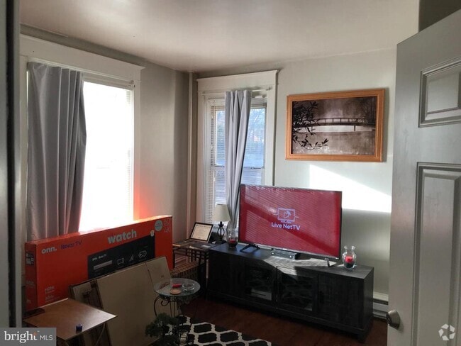 Building Photo - 2-2108-AP2 Walnut St Rental