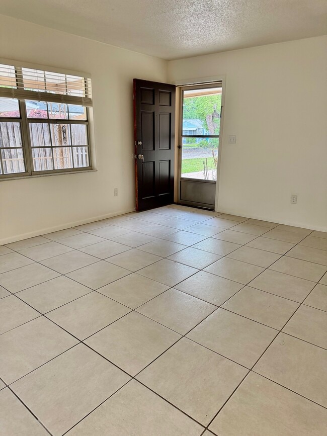 Sala de estar - 914 La Salle Ave