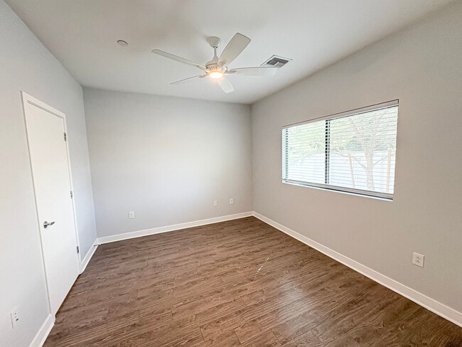 Photo - 1645 E Cheery Lynn Rd Unidad 11