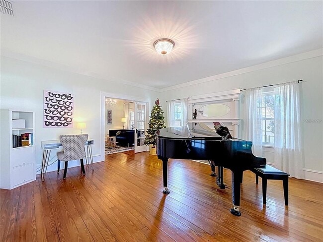 Photo - 901 W Baker St