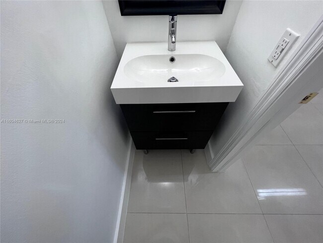 1901 NW South Riv Dr  