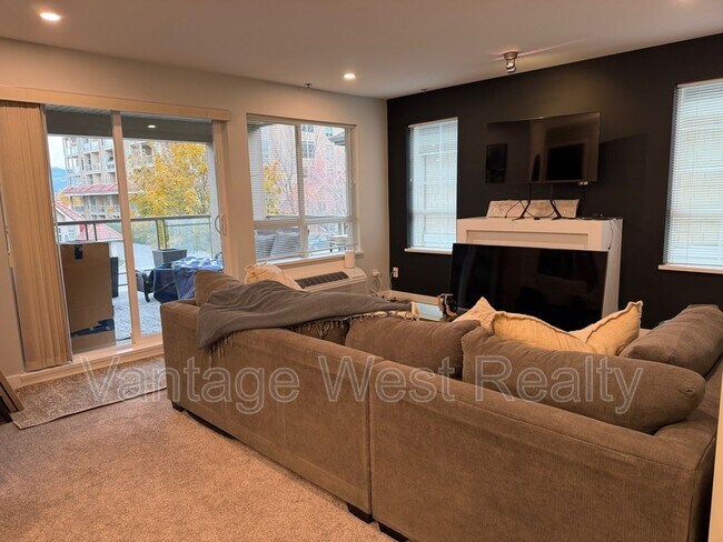 1099-1099 Sunset Dr
