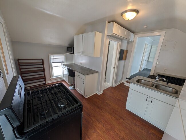 Photo - 2 bedroom 1 bath unit. Near downtown St Paul. On the busline