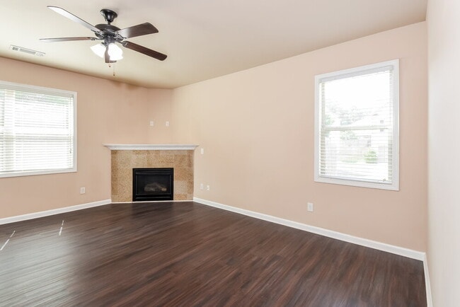 Photo - 741 Collingsworth Ln NE