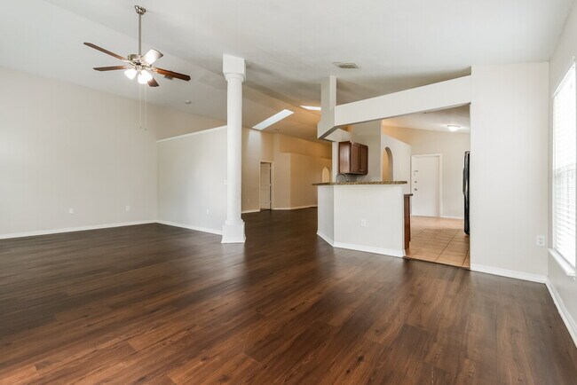 Photo - 2372 Queenswood Cir