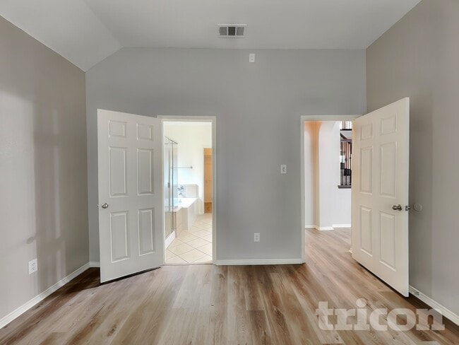 5805 Paloma Blanca Dr