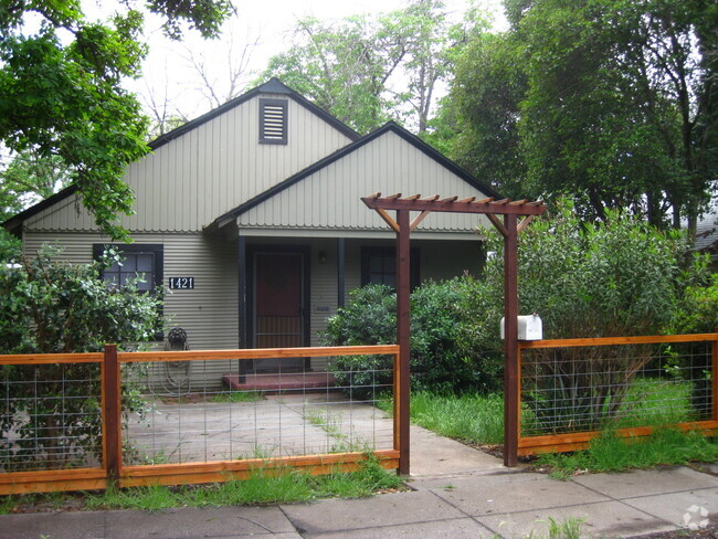 Building Photo - PRICE REDUCTION!!!! Cute home just blocks ...