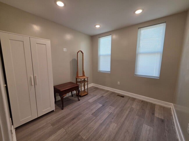 Building Photo - 1649 Pratt St Unit 1st Floor - SRO - A2