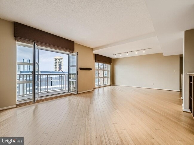 Building Photo - 250 S President St Unit 806