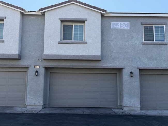 Building Photo - GATED 3 BED 3 BATH 2 CAR GARAGE TOWNHOUSE W/ BED AND BATH DOWNSTAIRS + LOFT & YARD. COMMUNITY FEA... Unit #1161