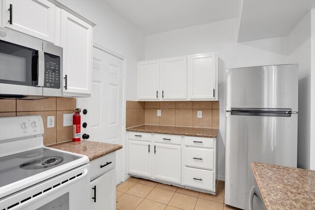 Photo - 6933 Liverpool St