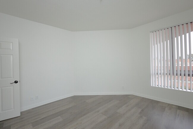 1335 N La Brea Ave