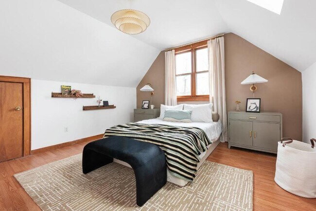 Photo - 1515 Iverson St NE