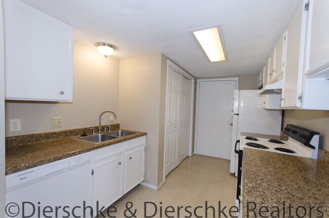 Photo - HUGE 3 bedroom townhouse off Sunset AVAILA...