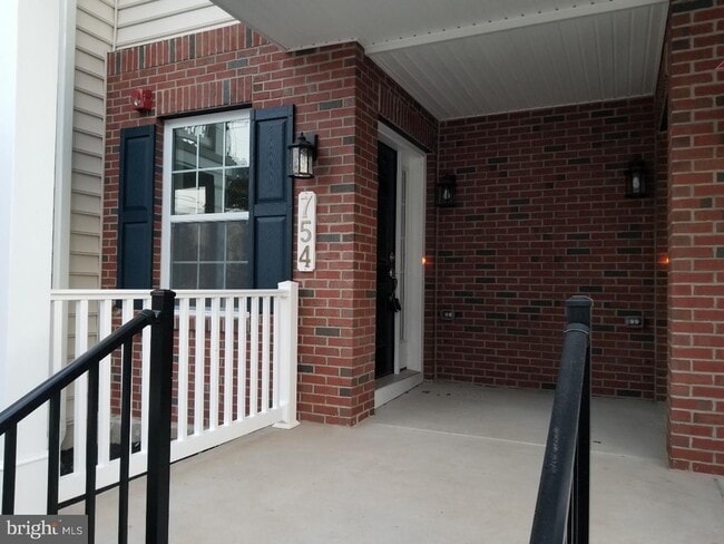 Photo - 754 W 2nd St