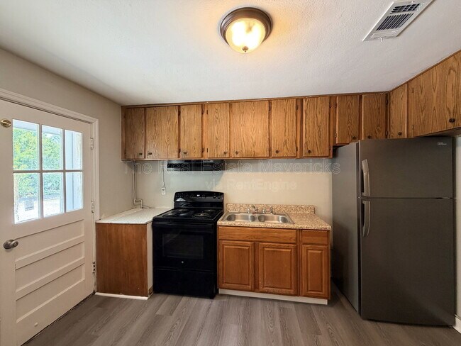 5601 Belaire Dr Unidad D
