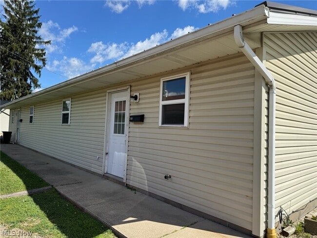 Building Photo - 120 8th Dr NE