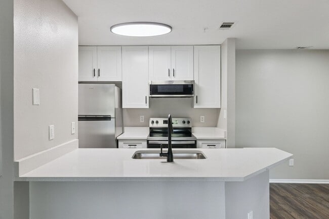 Building Photo - Newly Renovated Ground Floor Condo in Gated Altamonte Springs Community! Unit 104