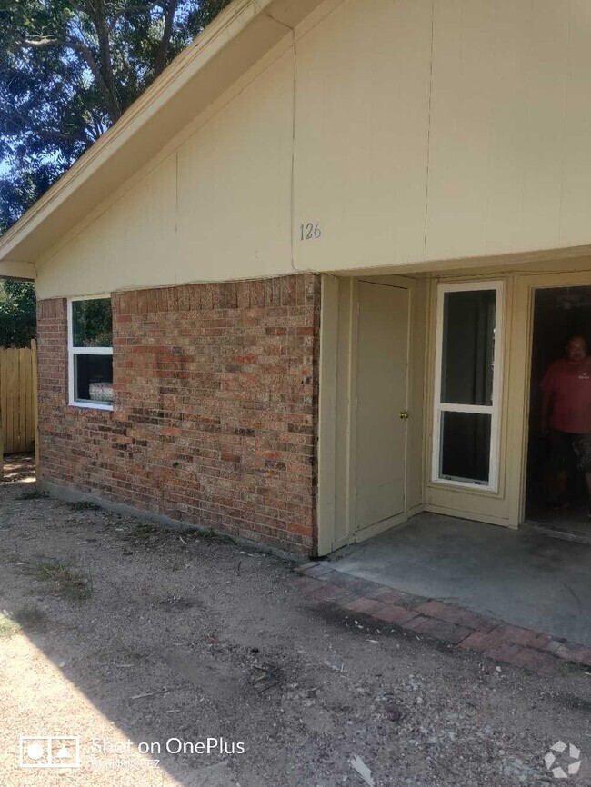 Building Photo - 126 Oak Hill Dr Rental