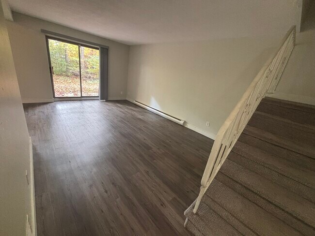 Building Photo - 499 Albert St Unit 4