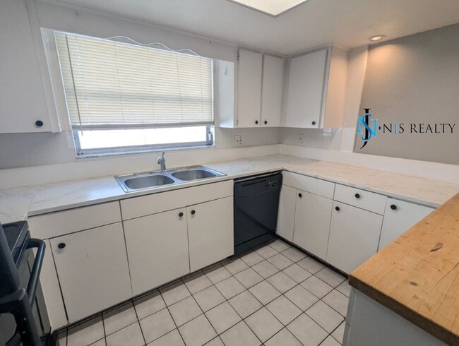 Photo - 3/2/1 1412 Sq. Ft. home with renovated kit...