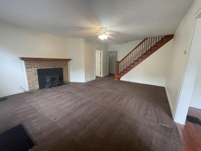 Photo - 714 E 1st St