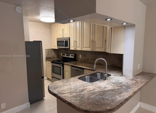 Building Photo - 2622 Riverside Dr Unit 2622