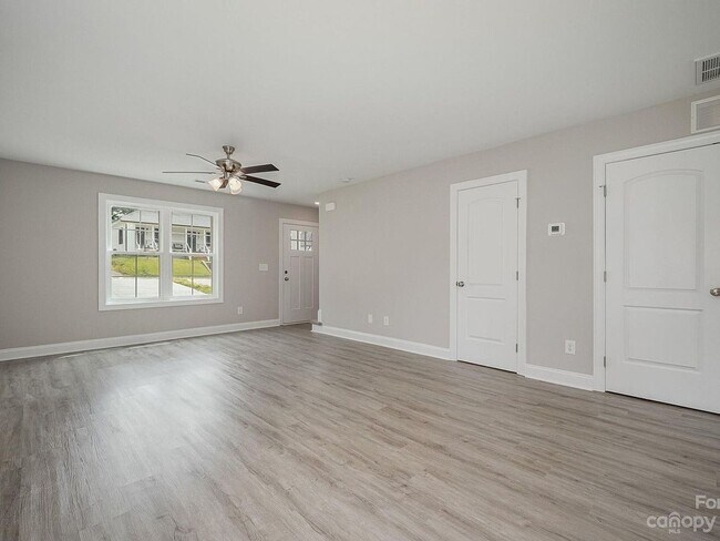 Photo - 3 Bedroom 2.5bathroom Townhome - Downtown !!