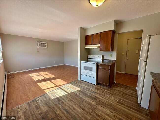 Photo - 1566 N Woodbridge St