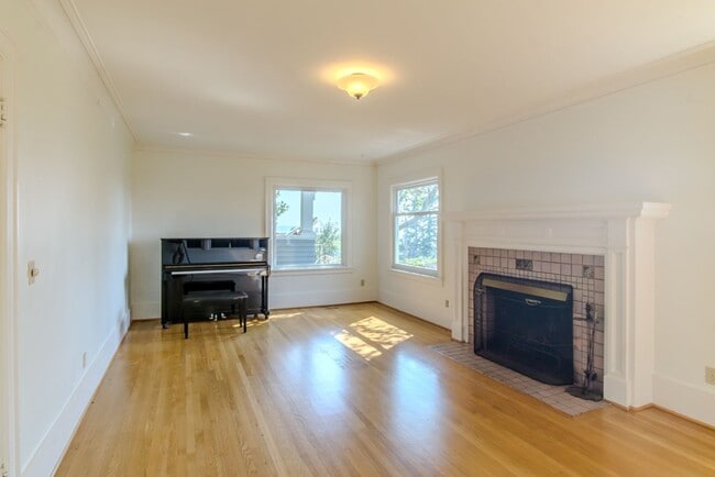 Photo - 2540 11th Ave W