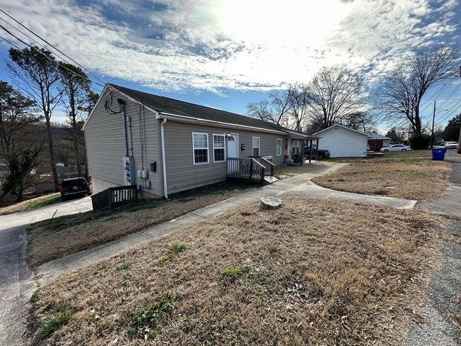 Building Photo - Freshly Updated 4 Bedroom Lower-Level Unit in Oak Ridge – Spacious & Move-In Ready