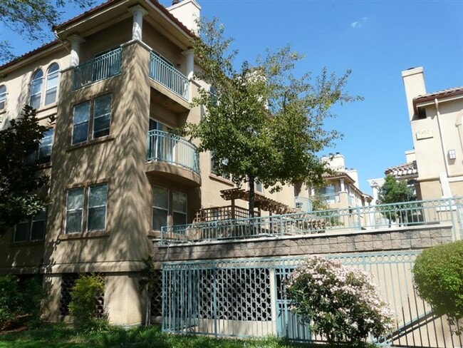 Building Photo - Remodeled and spacious 1 bedroom, 1 bathro... Rental