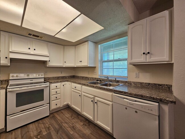Photo - 1208 Preswick Cir