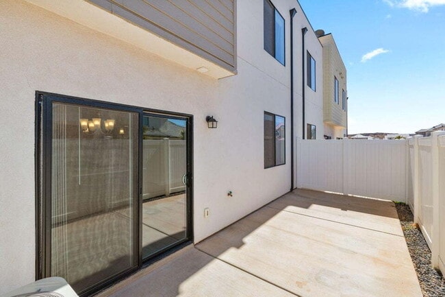 Building Photo - "Spacious 3-Bedroom Townhouse Retreat with...