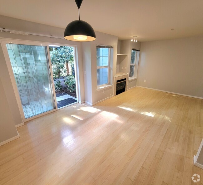 Building Photo - 14035 Greenwood Ave N Unit Greenwood Highlands B1 Rental
