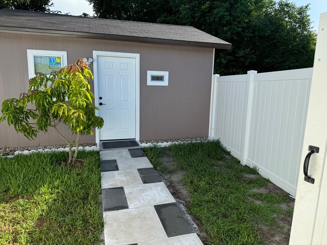 Building Photo - 869 Honolulu Woods Ln Unit 1 bedroom studio
