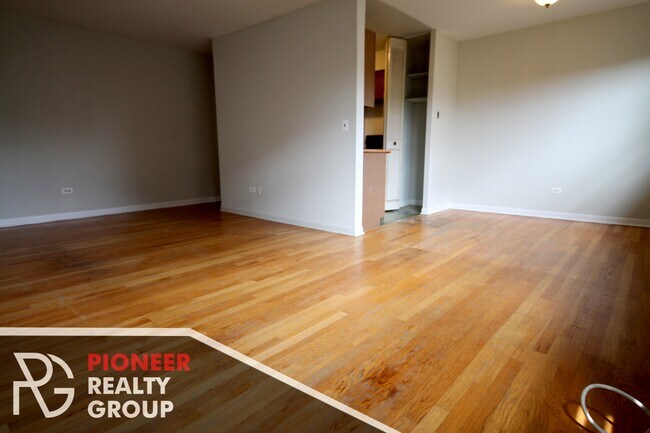 Photo - 502 W Briar Pl