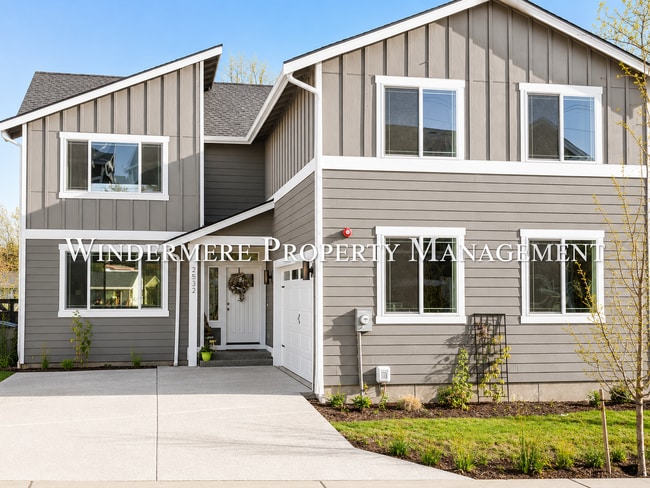 Building Photo - Bright and spacious home close to ferries, PSNS and recreational activities!