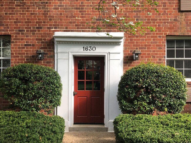 Photo - 1630 W Abingdon Dr Unit 201