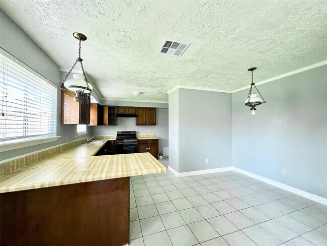 Photo - 1338 Holbech Ln