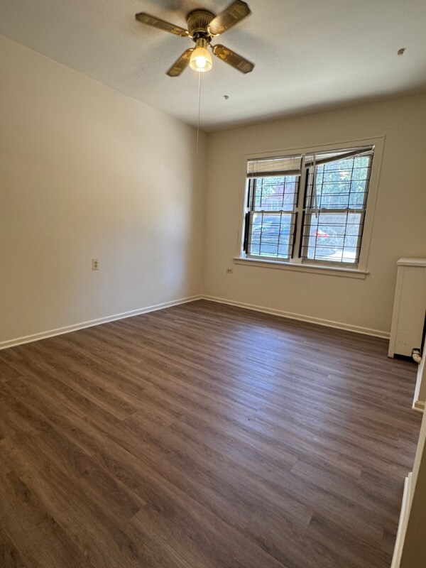 Building Photo - 1100 W Roscoe St Rental