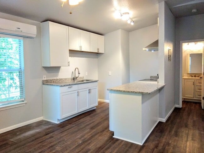 Photo - *COMING SOON* 2 Bedroom Duplex Available Near DOWNTOWN!