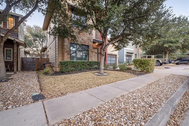 904 Freewater Ln