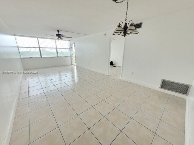 Photo - 1200 NE Miami Gardens Dr Unidad 603W