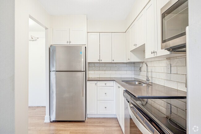 2BR, 1BA - 908SF - Kitchen - 1320 Danforth Road